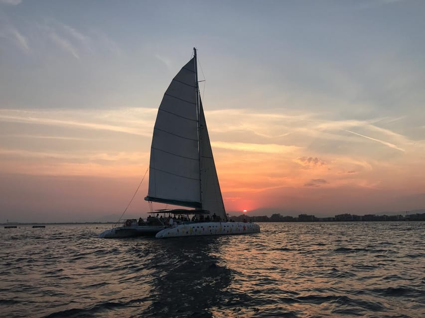 Palma de Mallorca: Sunset Sailing Catamaran Trip with Drink - Music, dancing, and the feel onboard