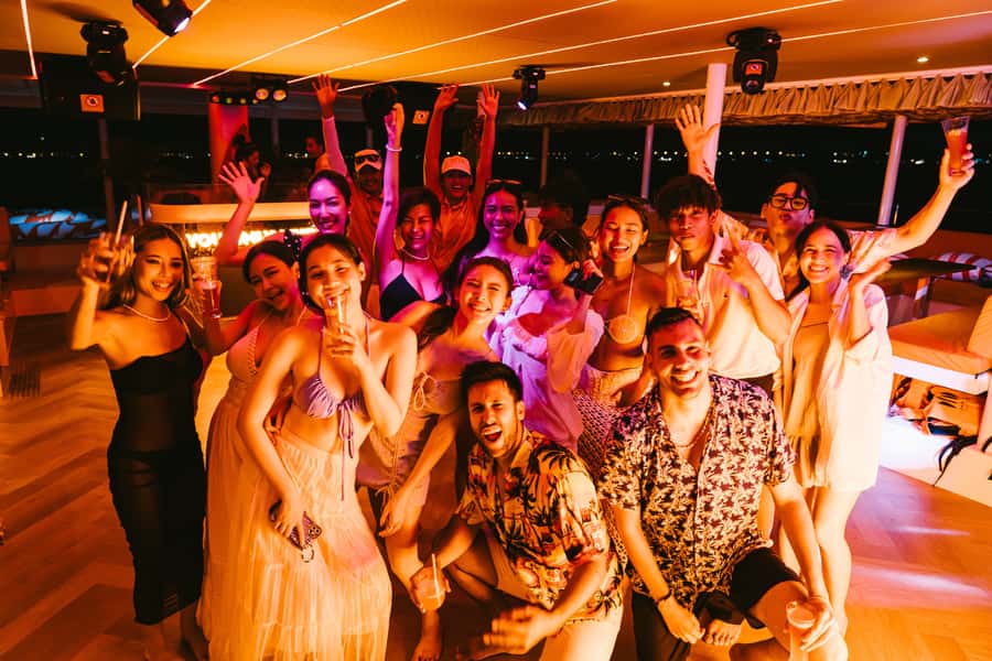 Pattaya: 3 Islands Hopping on Sailing Party Yacht and Buffet - What the 82-foot yacht adds