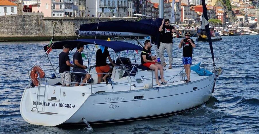 Porto: Exclusive Party aboard a charming sailboat with drink - Sailing toward Porto and Gaia