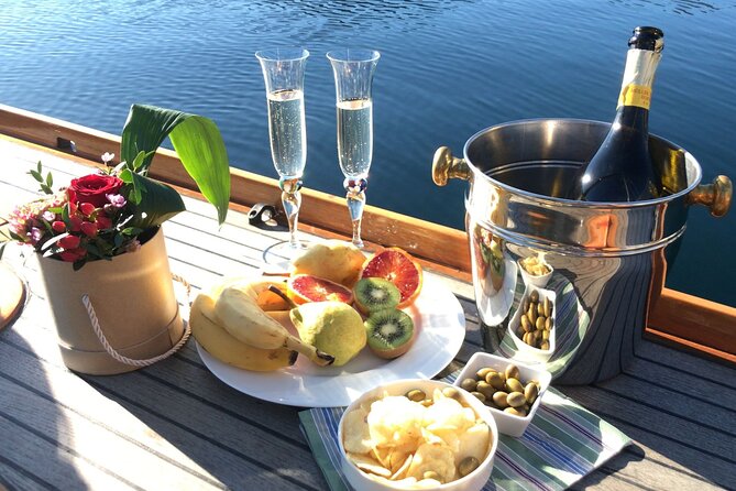 Private Guided Sailing Boat Tour on Lake Como with Aperitif - Sailing north toward Menaggio and Tremezzo