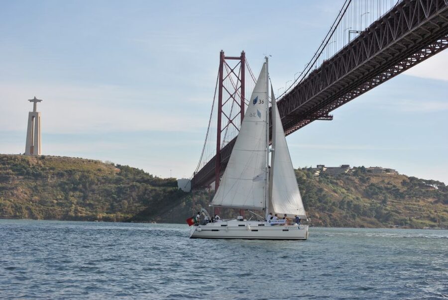 Private Sailing Boat Tour Lisbon with a drink: 2 to 8 Hours - Turning toward Cristo-Rei and Almada