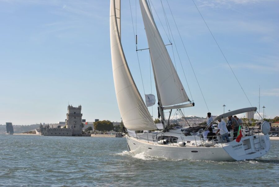 Private Sailing Boat Tour Lisbon with a drink: 2 to 8 Hours - Following the Tagus past the Monument to the Discoveries
