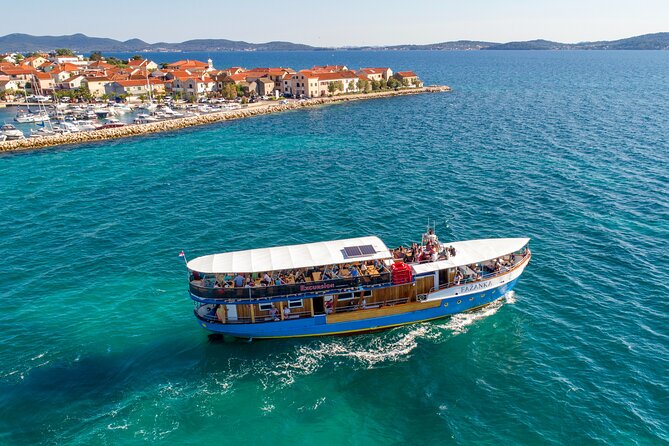 Private sailing tour at the Makarska Riviera - Wine, fruit, and lunch choices aboard