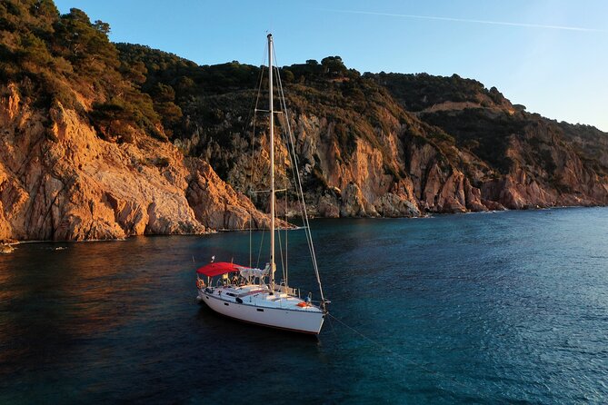 Private sailing tour with aperitif in Barcelona - Who will enjoy this Barcelona sailing trip