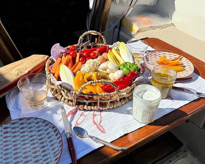 Private sailing trip & Provençal picnic - Setting out from Cannes on a small vintage sailboat