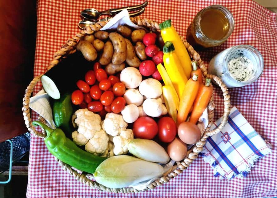 Private sailing trip & Provençal picnic - A Provençal lunch served at anchor or by the dock