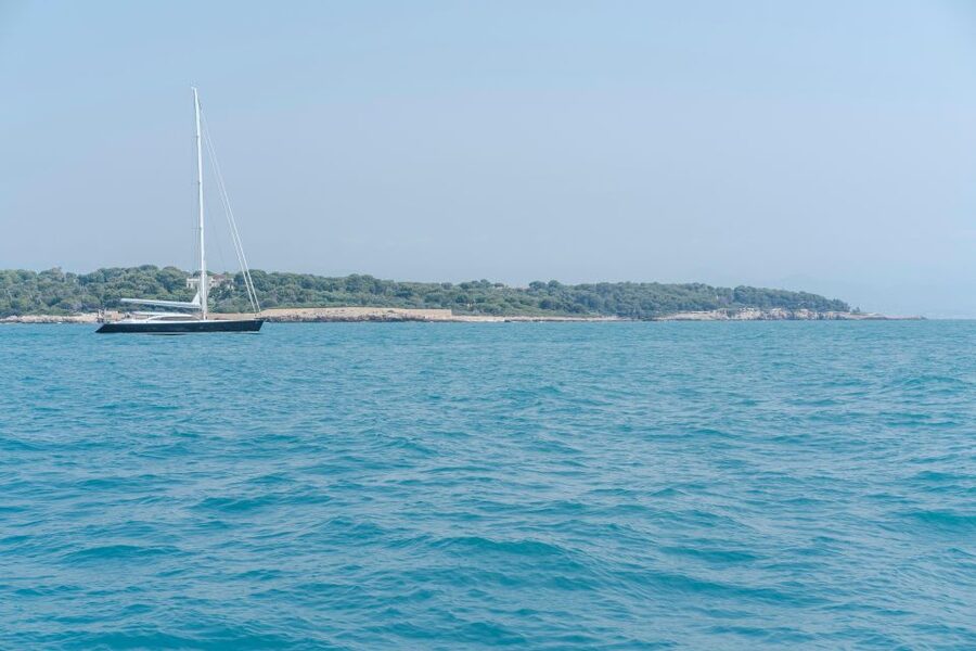 Private tour on a sailboat - Swim and paddle - Antibes Cape - How the $752 price works for a group