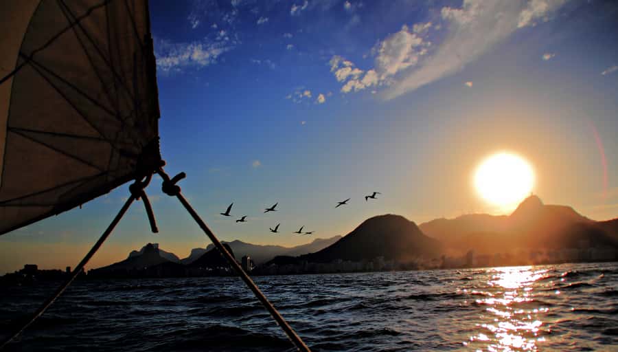 Rio de Janeiro: Guanabara Bay Sunset Sailing Tour & Drinks - Sailing past Sugarloaf and around the bay