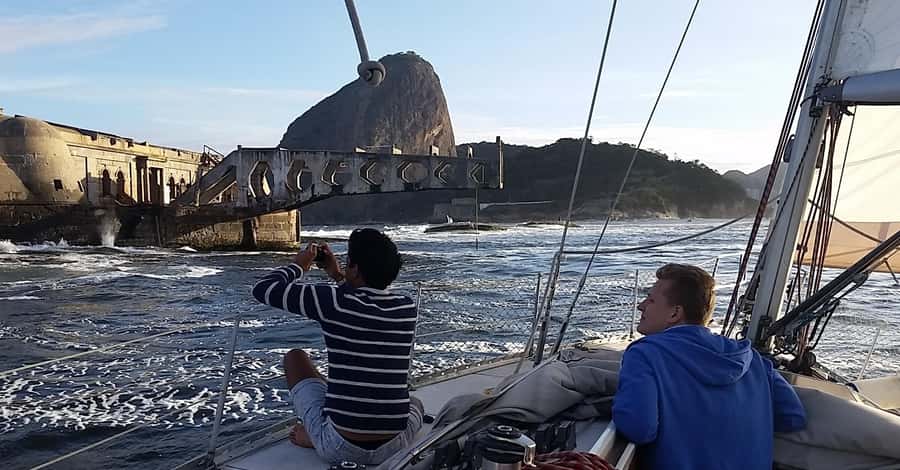 Rio de Janeiro: Guanabara Bay Sunset Sailing Tour & Drinks - Drinks, snacks, and the social side of the trip