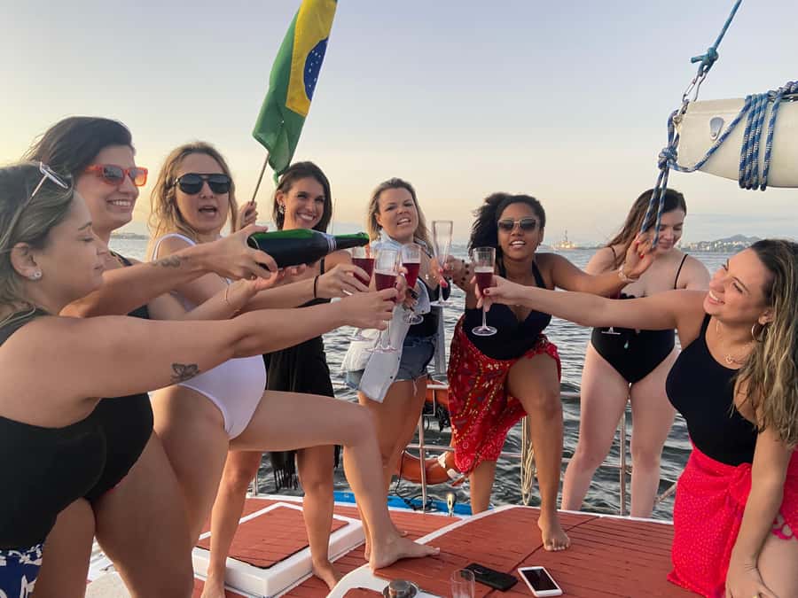 Rio de Janeiro: Sunset Sailboat Tour with Open Bar - The sunset photo opportunities