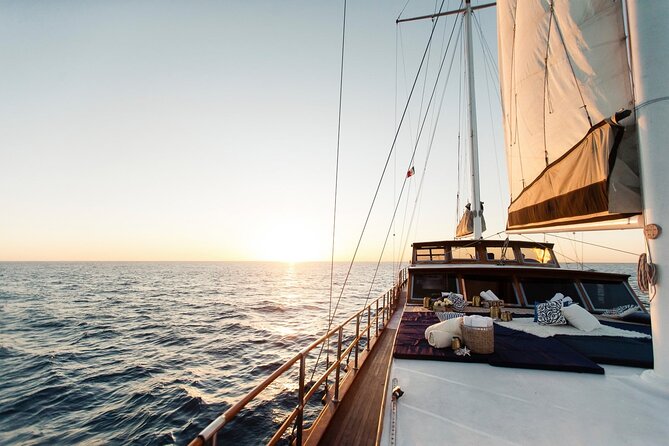 Romantic Sailboat Sunset: Live Music, Premium Bar & Dinner -Cabos - Practical details before you book