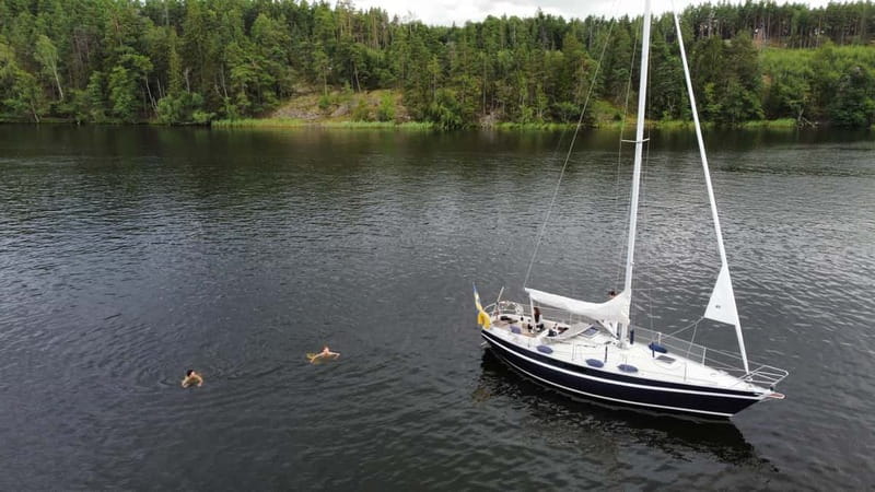 Sail & See -Private sailing Tour with Swimming & Sightseeing - Trying the helm under Martin’s supervision