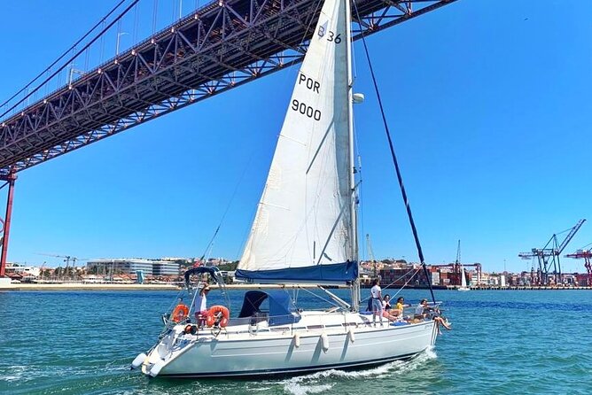 Sailboat Excursion along the Magnificent Tagus River - The crew and the small-boat feel