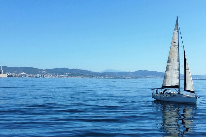 Sailboat ride for private groups in Barcelona - Three Towers and Port del Fòrum