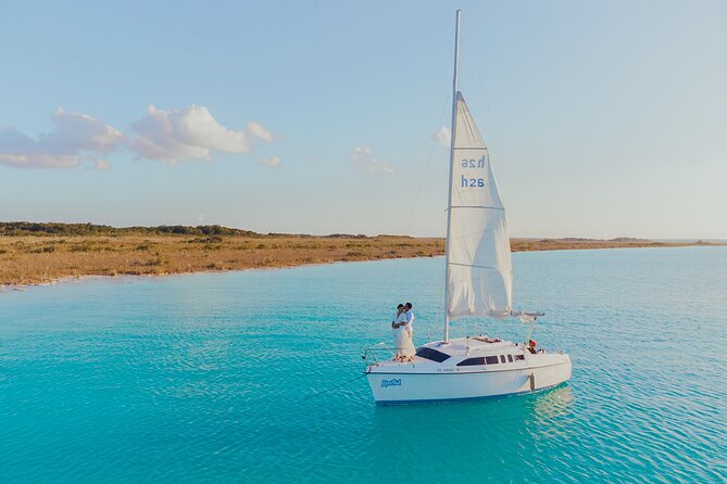 Sailboat tour across the seven colors lagoon in Bacalar - A bird sanctuary stop adds a quieter pause