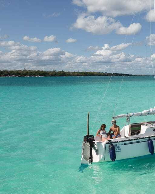 Sailboat tour in the seven colors lagoon of Bacalar - How the weather can change the day