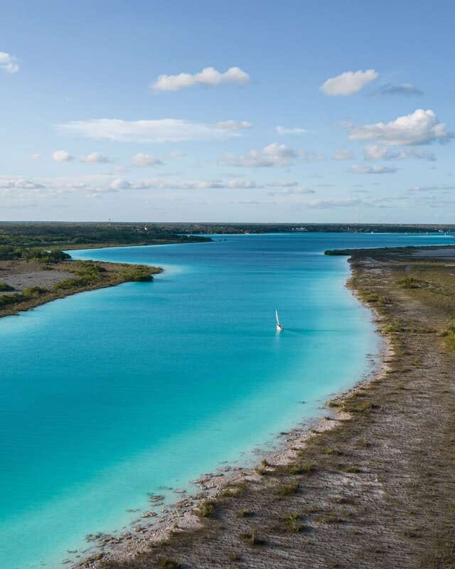 Sailboat tour in the seven colors lagoon of Bacalar - Sailing across the Seven Colors Lagoon