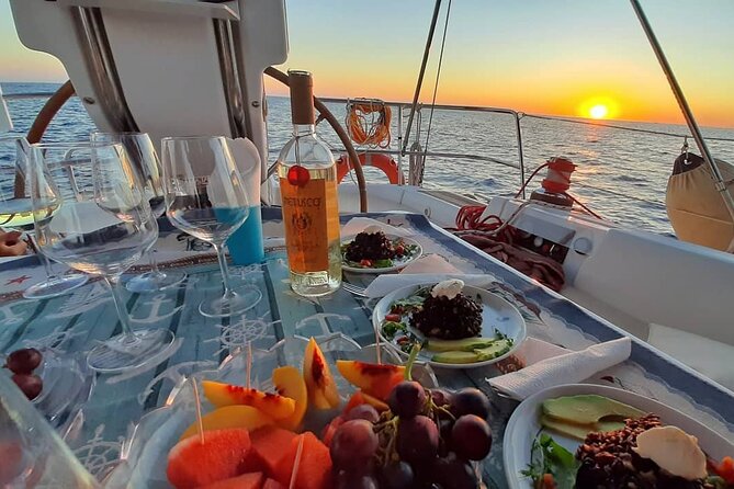Sailing boat tour with lunch and swimming stops - Lunch on the boat changes the pace