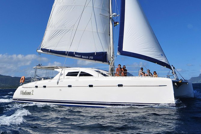 Sailing Catamaran Cruises - Crystal Rock and the clear lagoon stop
