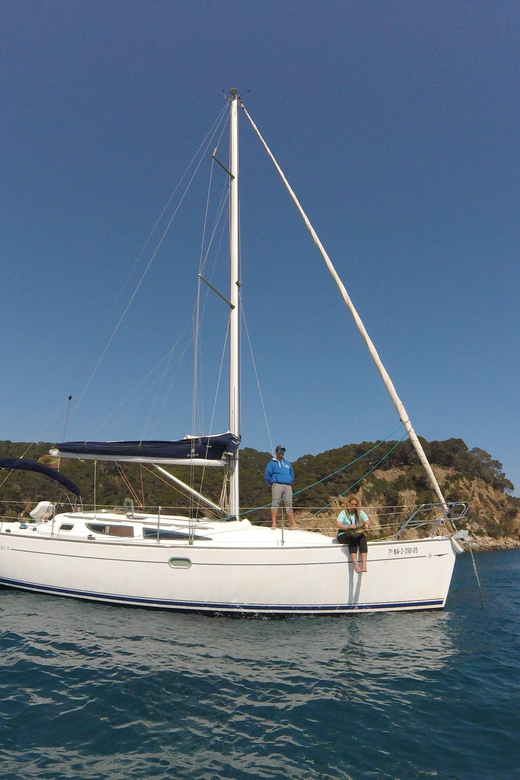 Sailing experience 4 hours in Platja d'Aro - A boat day that suits families and friends