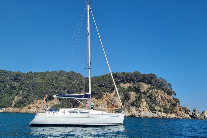 Sailing experience on a 4-hour sailboat in Girona - Small comforts that matter at sea