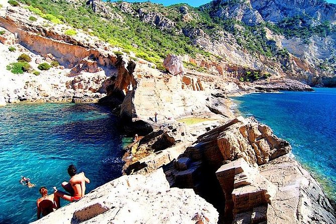 Sailing the Southern Beaches of Ibiza - Platja des Jondal: the first hour on the coast
