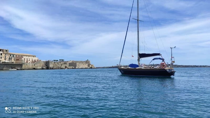 Sailing tour and guided snorkeling a Siracusa - Guided snorkeling in caves and clear water