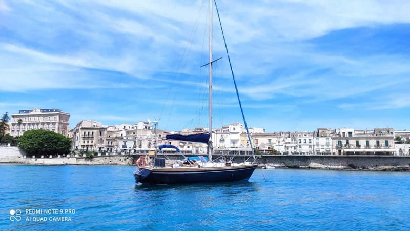 Sailing tour and guided snorkeling a Siracusa - The Plemmirio coast from the water