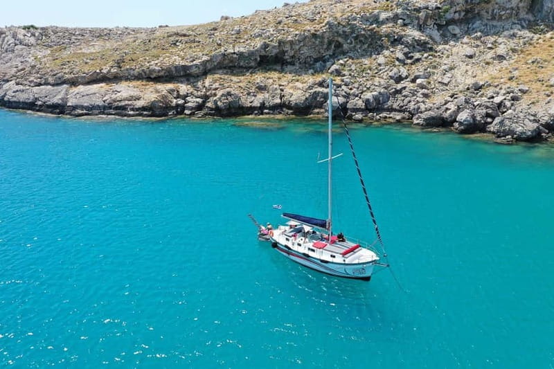 Sailing tour around Lindos with food and drinks - Sailing away from Lindos with Georgios