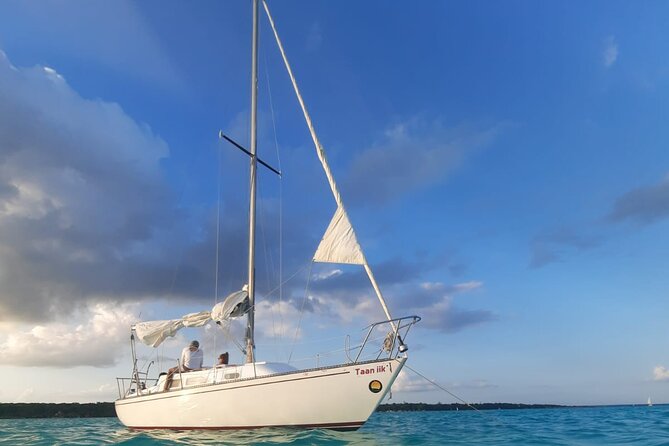 Sailing Tour around the Bacalar Lagoon - A deep cenote adds a change of scene