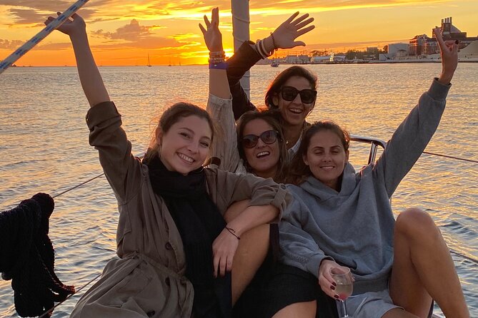 Sailing tour to the sunset in Lisbon - Under the 25 de Abril Bridge