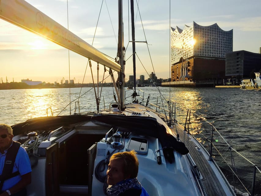 Sailing trip ''the Elbe by night", Hamburg/Elbe - What the small yacht changes