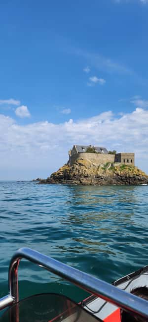 Saint-Malo: Sailing & discovering the Bay - Pierre’s English commentary and the guide setup