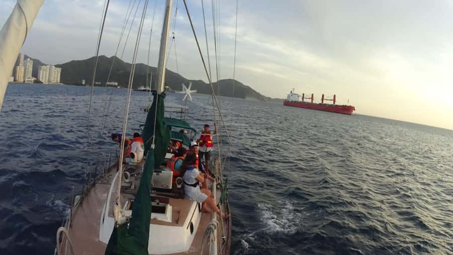 Santa Marta Bay: Sunset on a sail boat - Anchoring in the bay with beer and snacks