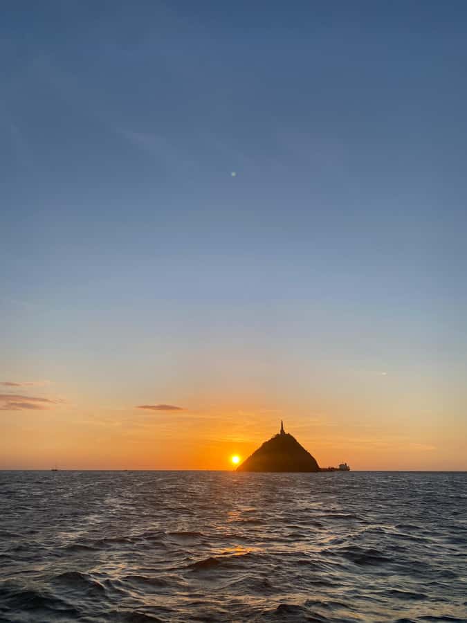 Santa Marta Bay: Sunset on a sail boat - Timing, weather, and sea conditions