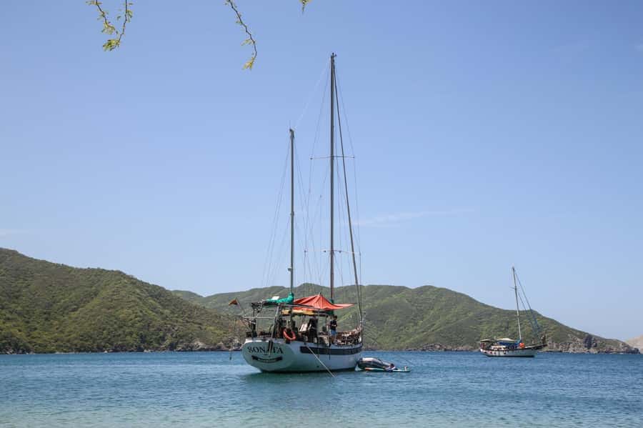 Santa Marta: Sailboat day tour to Tayrona Park - Arriving at Bahía Concha
