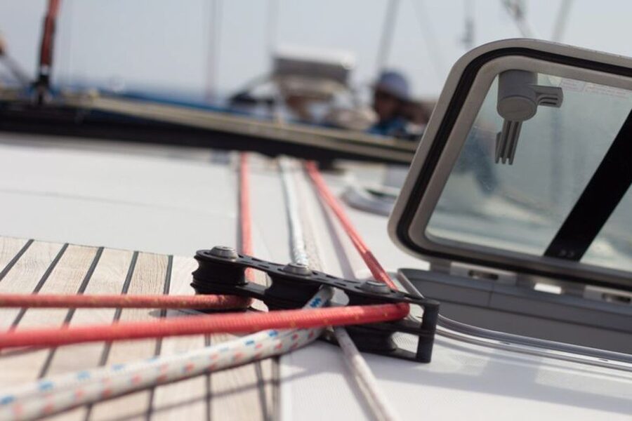 Santorini Caldera: Morning Sailing Cruise with Meal - The return past Aspronisi Island