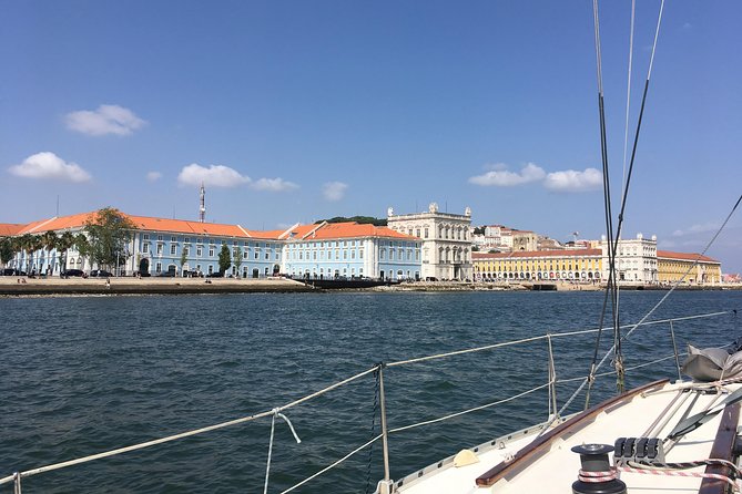 Seixal Sailing Cruise - Lunch in a typical restaurant - Your own music and a slower pace