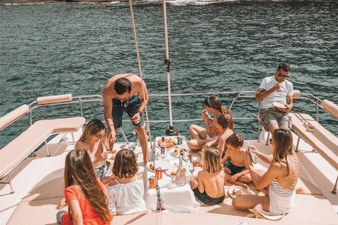 Set Sail on an All Inclusive Catamaran to Ile Aux Benitiers - A 25-minute snorkel beside Crystal Rock