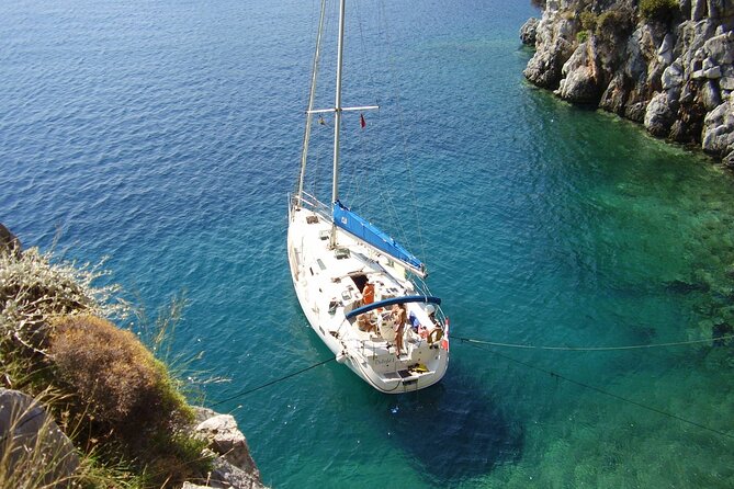 Single day Sail boat cruise with swimming, snorkeling, drinks and lunch - Lunch on board, with drinks included