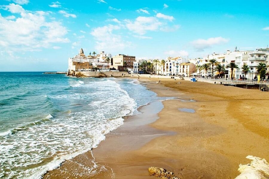 Sitges: Sailboat trip + walking tour and wine cellar tour - A premium price for a private morning