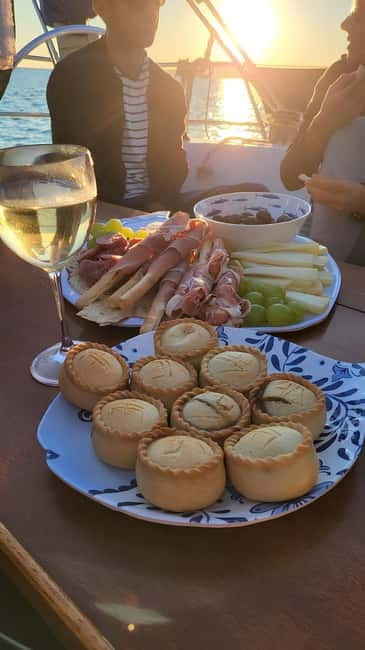 Sunset Apéritif on a 15m sailing boat - Seeing Alghero’s walls from the water