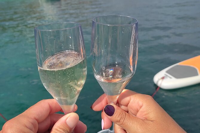Sunset aperitif on a sailing boat in Alghero - A small boat group with a social feel