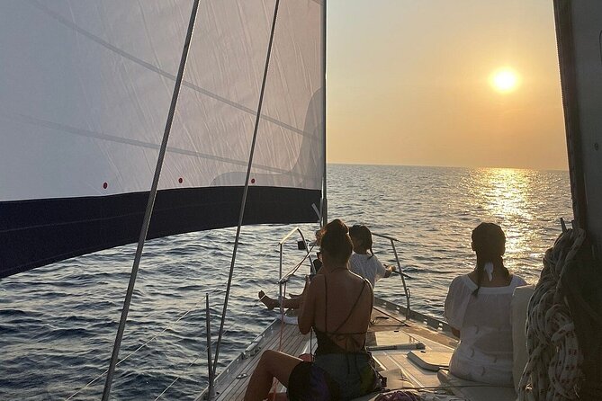 Sunset Sail Cruise to Rhenia, Mykonos Beach Safari, Dinner&Drinks - The crew and the size of the boat