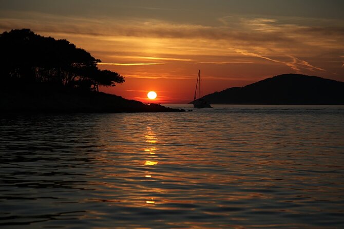 Sunset Sailing Tour on the Pakleni islands - Who should book this Pakleni islands trip?