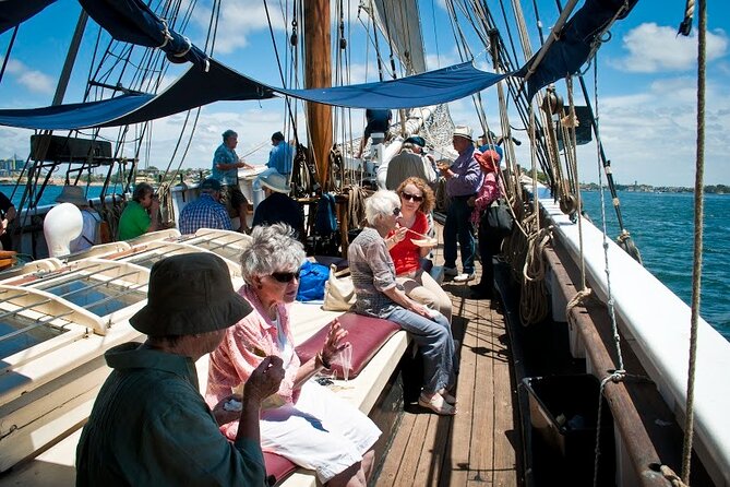 Sydney Harbour: Tall Ship Lunch Cruise - Sailing past the Opera House and Harbour Bridge