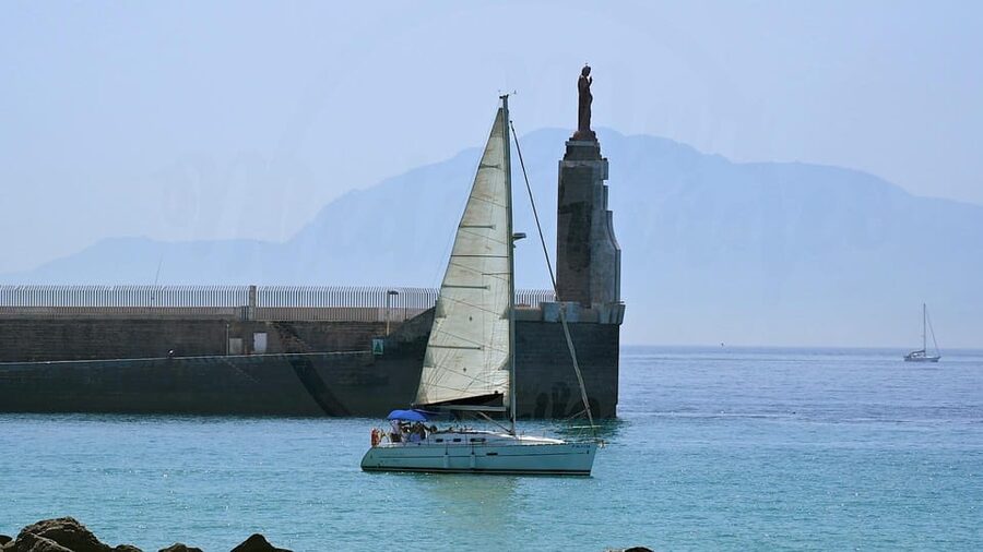 Tarifa: Sailboat Tour, Snorkelling, Tapas & Drinks - Sailing from Tarifa into the Strait