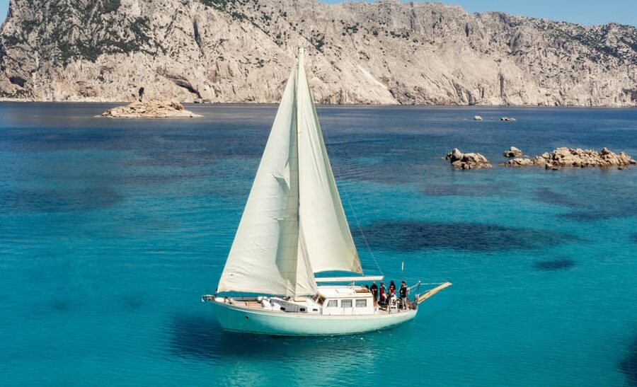TAVOLARA TOUR WITH 15 METERS VINTAGE SAILBOAT WITH APERITIF - Why Dulcemar changes the feel of the day