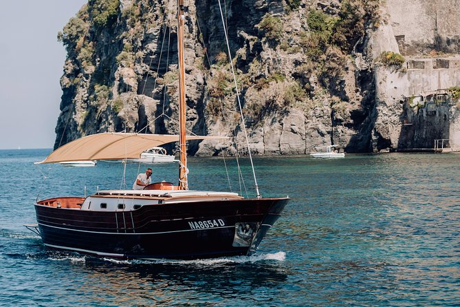 Tour of the island of Procida in a schooner - Weather, timing, and the route-change risk