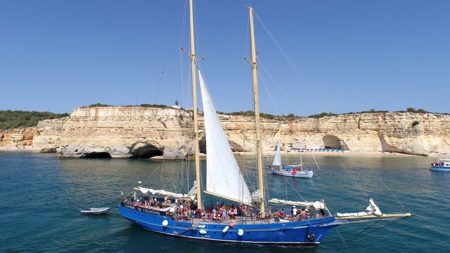 Vilamoura: Algarve Coast 3-Hour Sailing Cruise With Open Bar - Tiny beaches, red cliffs, and Albufeira